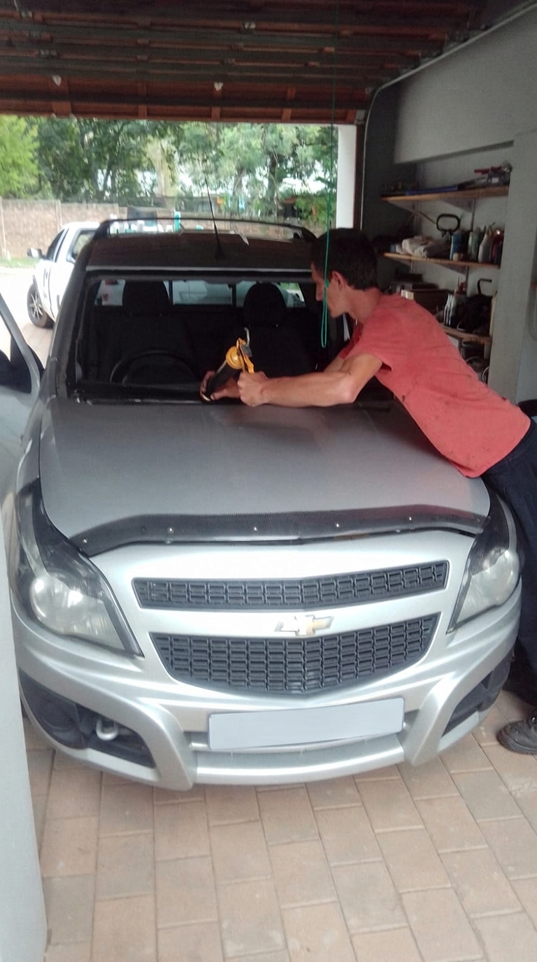 Autoglass4u technician fitting a new windscreen on a bakkie